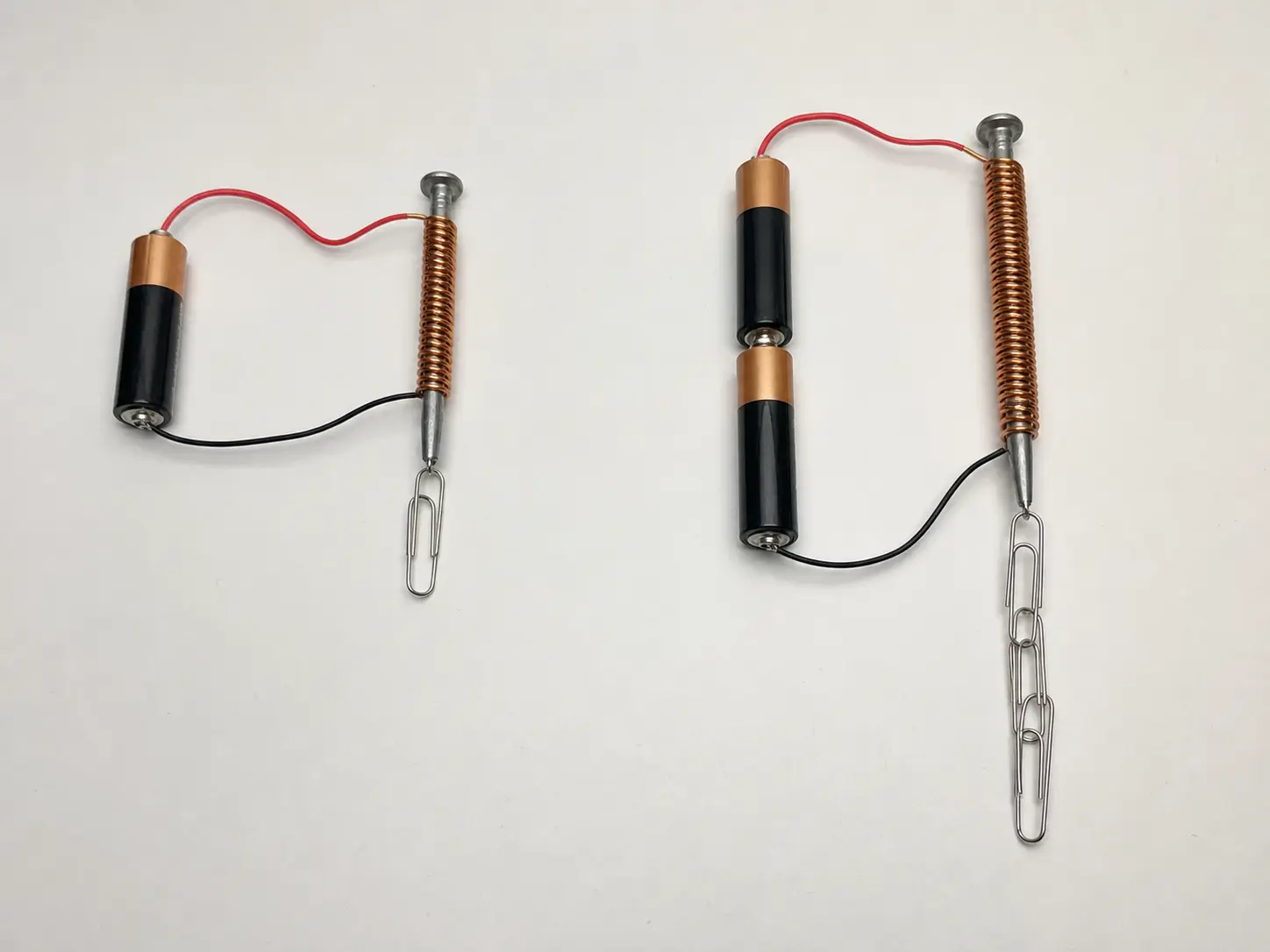 実写：巻き数と電池の数が多い電磁石ほど、たくさんのクリップを引きつけるようす